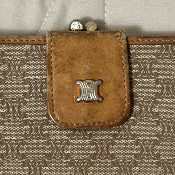 Vintage Celine Macadam - Ladies long wallet in beige. Kiss lock. Snap front. - Picture 3 of 16